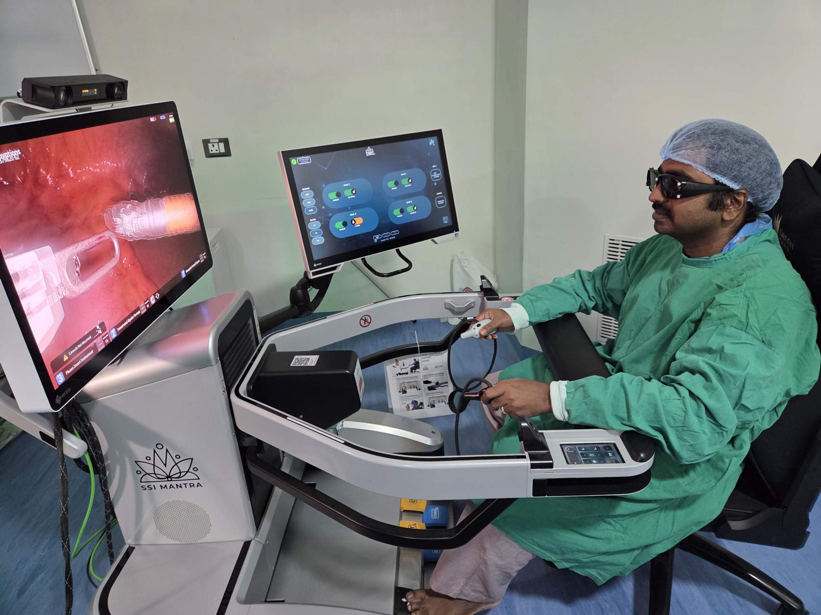 Robotic urological surgery console